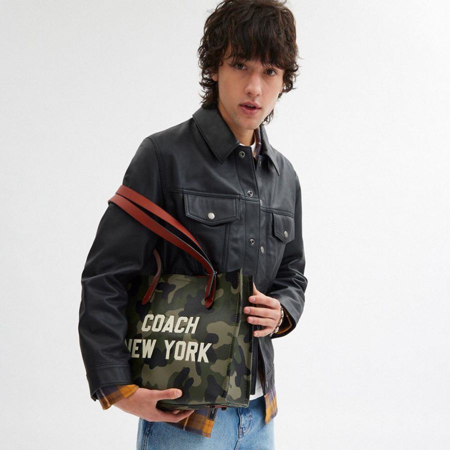 Bolsas Tote COACH Relay 34 With Camo Print And Coach Graphic Masculino Verdes | 41902ZOEB