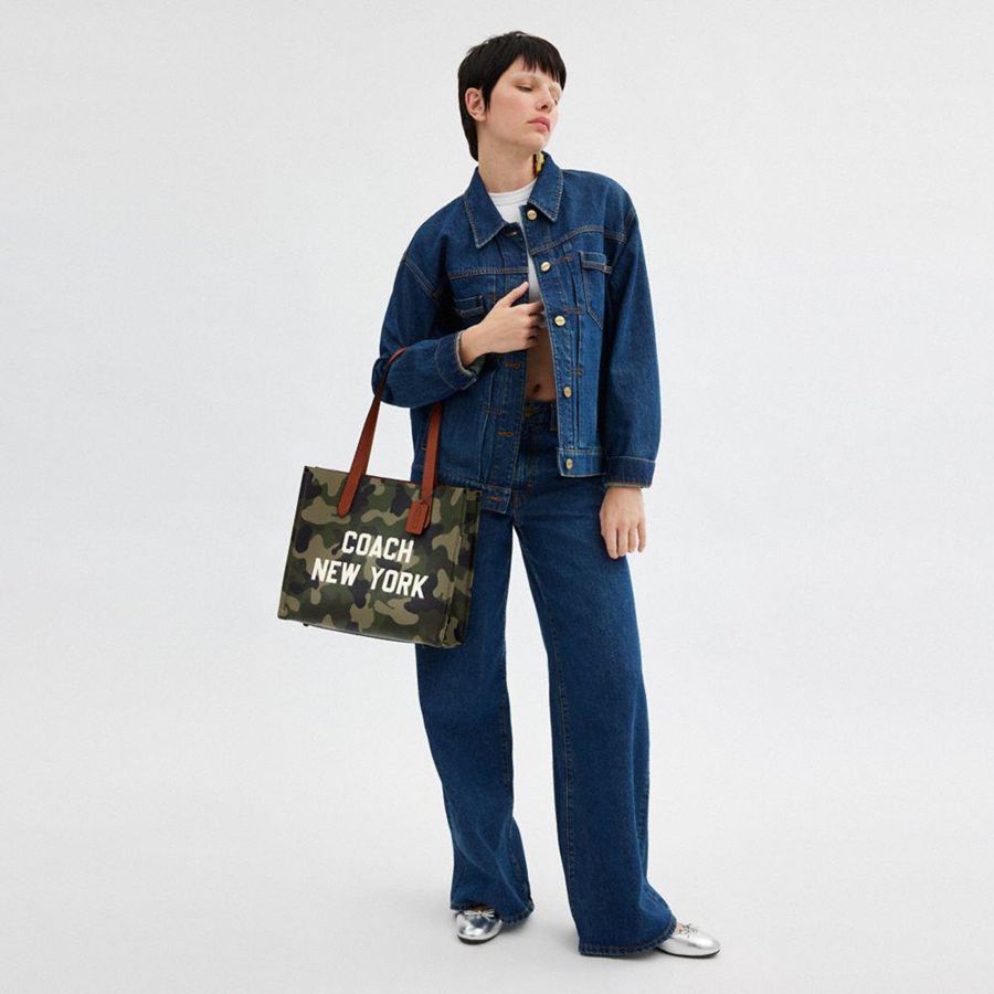 Bolsas Tote COACH Relay 34 With Camo Print And Coach Graphic Masculino Verdes | 41902ZOEB