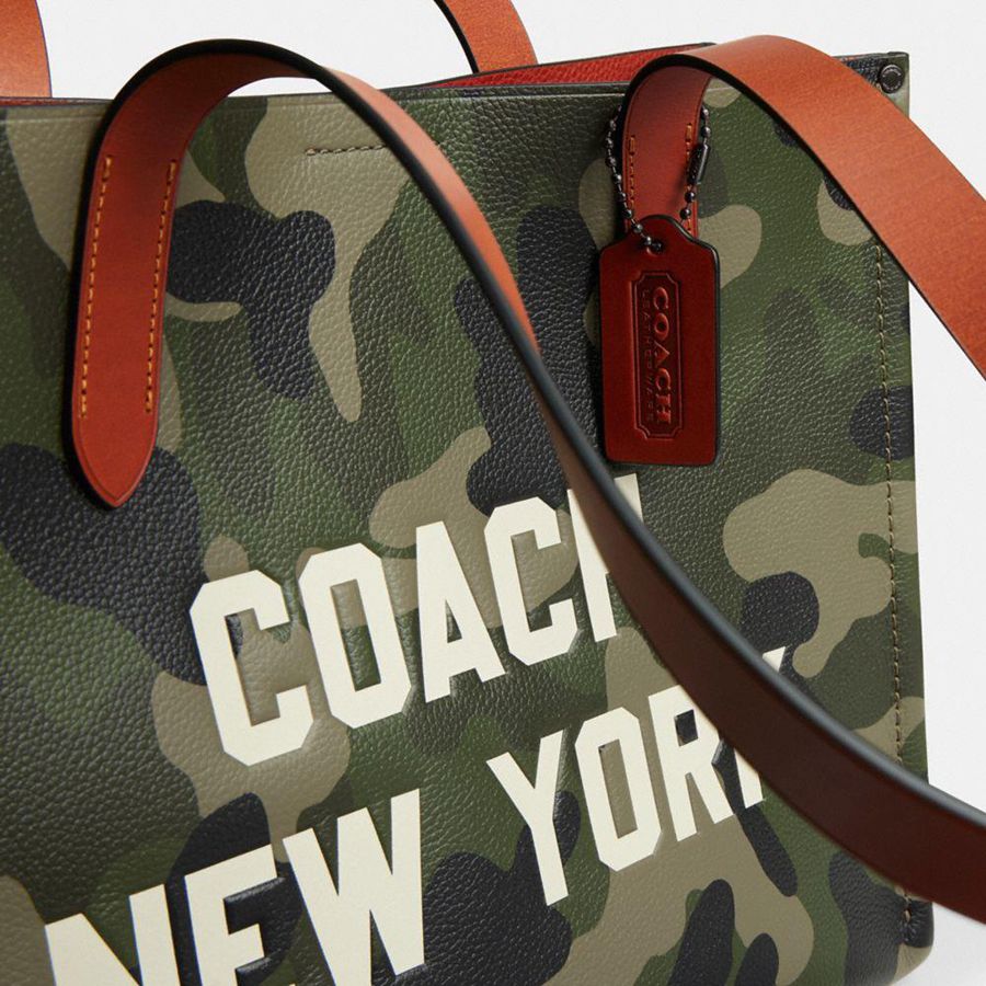 Bolsas Tote COACH Relay 34 With Camo Print And Coach Graphic Masculino Verdes | 41902ZOEB