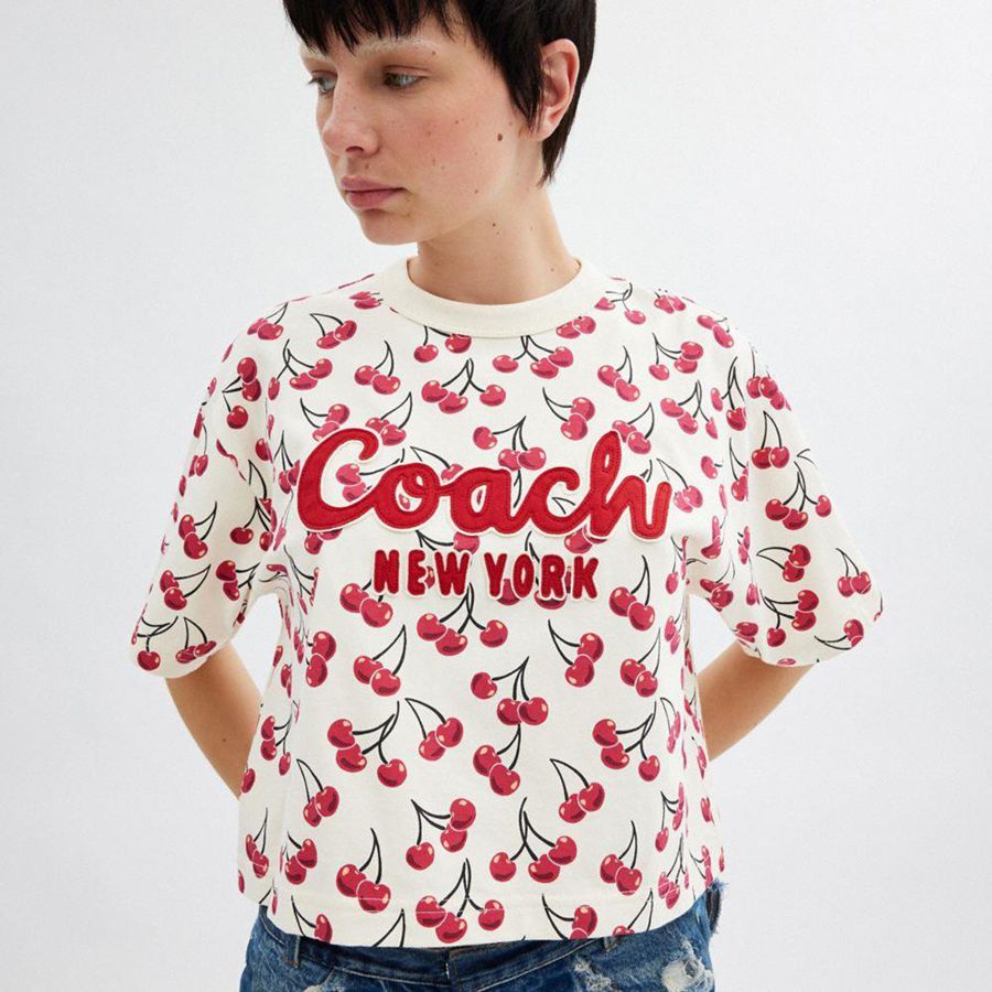 Camiseta COACH Cherry Print Cursive Signature Cropped In Organic Cotton Feminino Vermelhas | 46217OAZJ