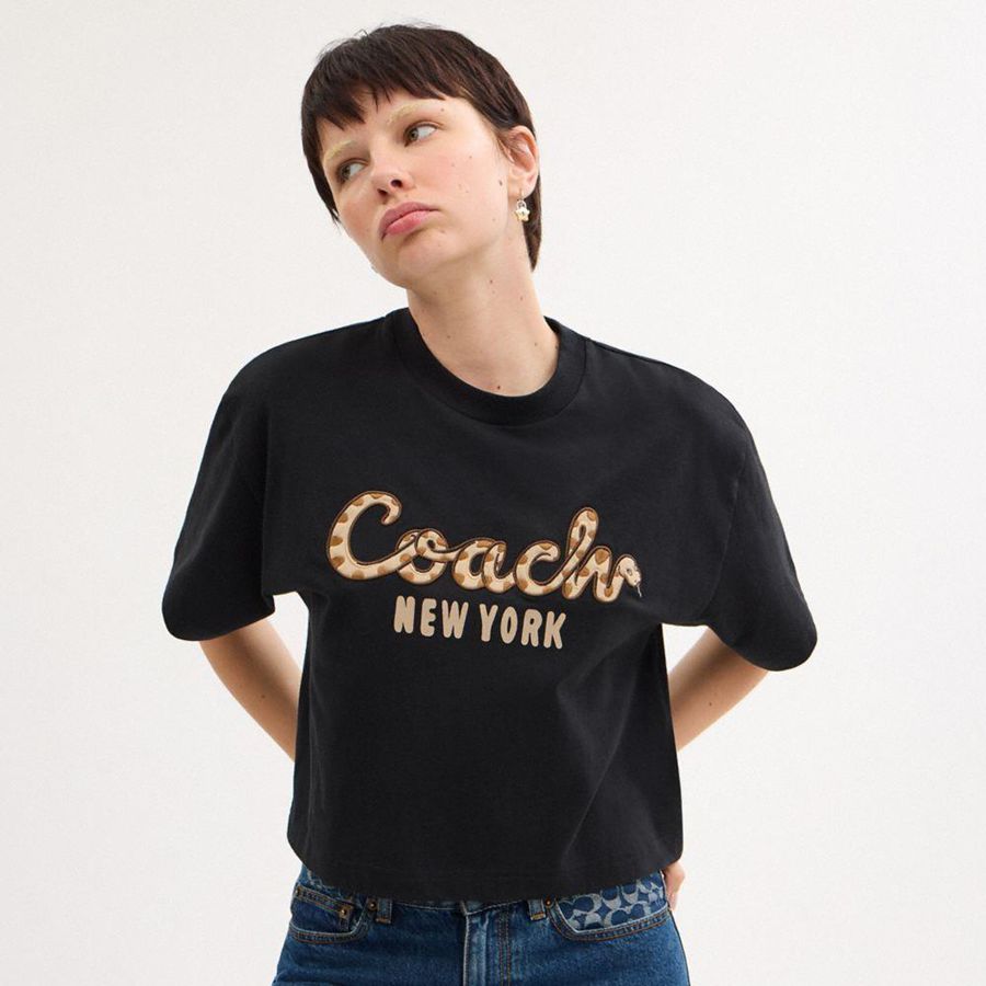 Camiseta COACH New Year Coach Snake Script Cropped In Organic Cotton Feminino Pretas | 84135YWGX