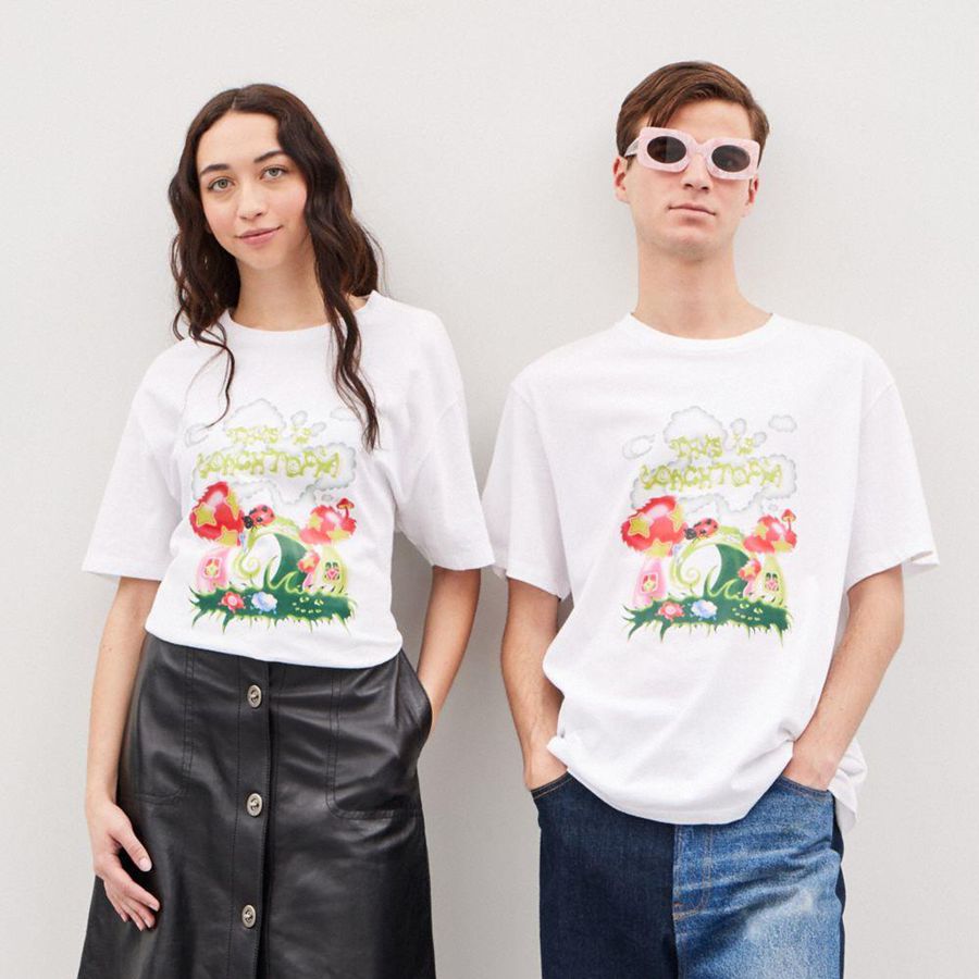 Camiseta COACH Relaxed With This Is Coachtopia Print Masculino Branco | 71240PXLS